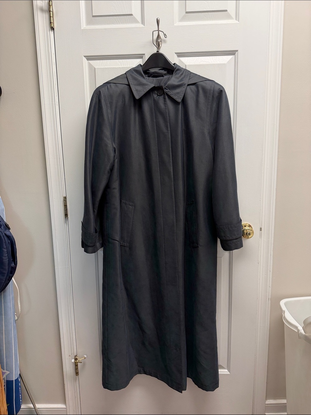 Anne Klein
Women’s size 8 Full Length vintage Coat Classic Trench Style